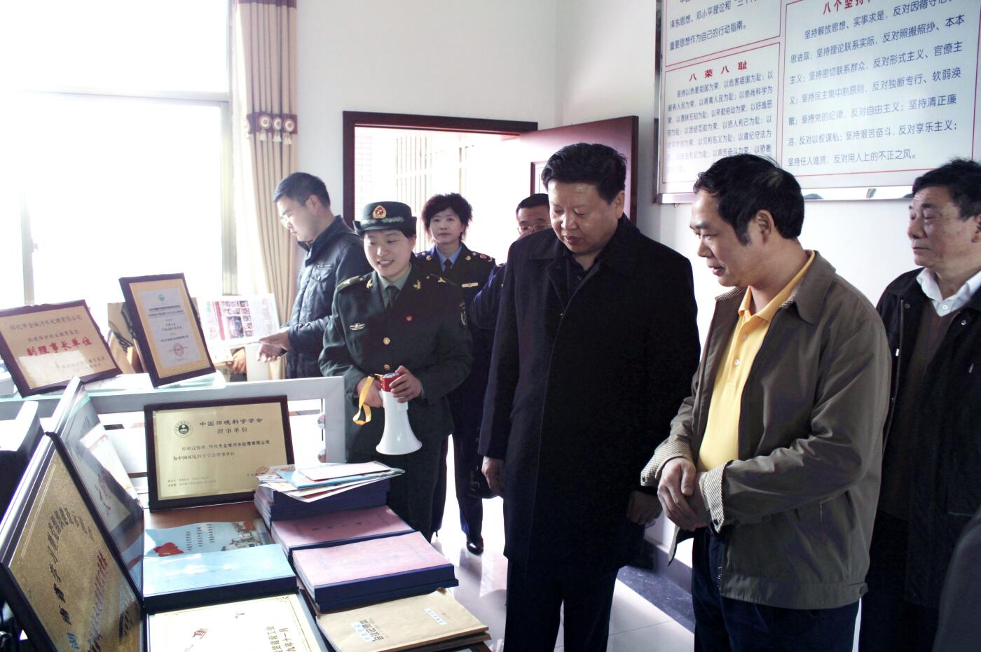 2011年3月，国家工商局总局个体司司长李玉家受中央组织部委托视察球友会党建工作.JPG