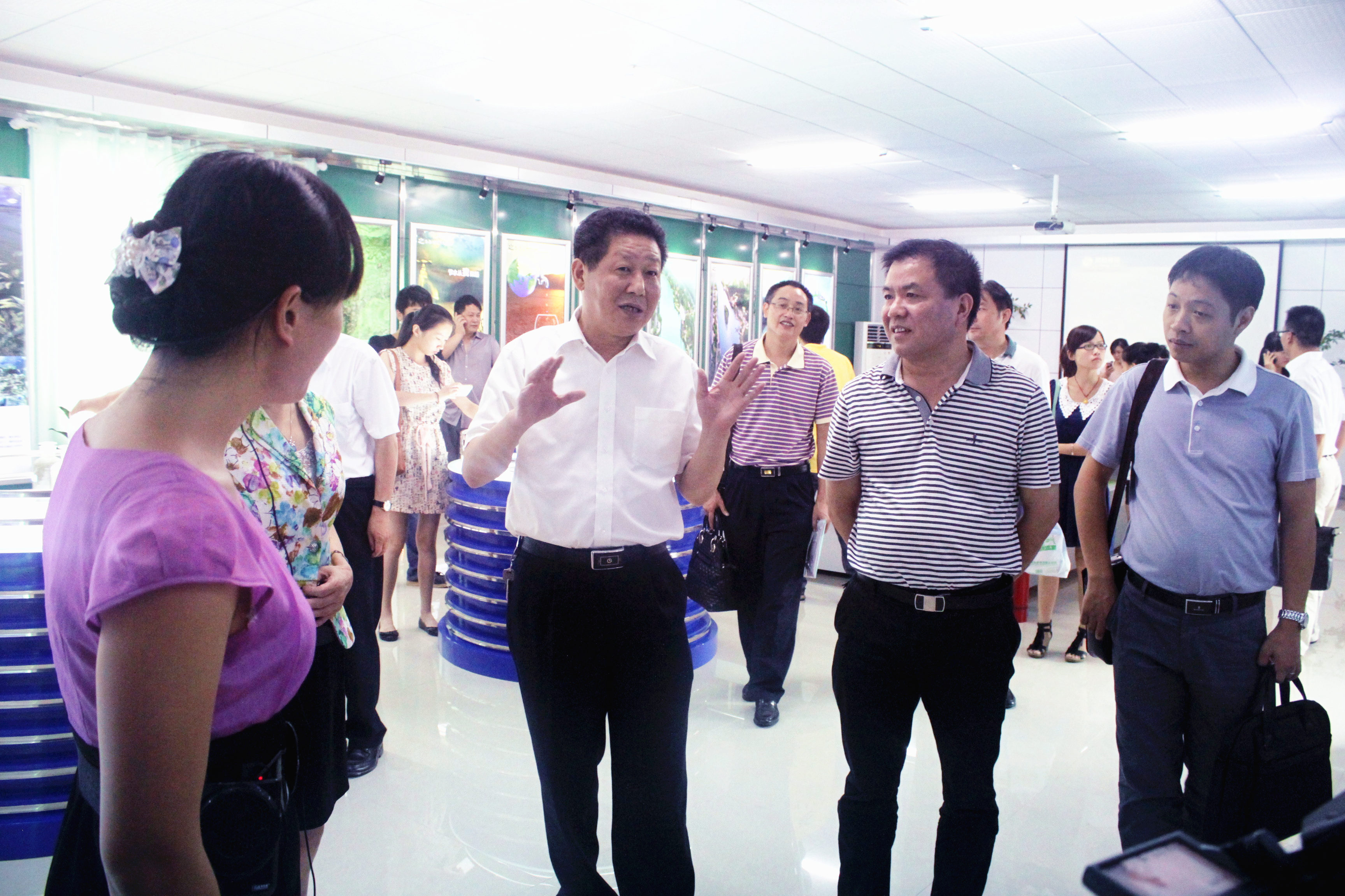 2012年8月，省委宣传部纪检组长肖君华在时任市委常委，宣传部部长钱德喜的带领下莅临球友会视察.JPG
