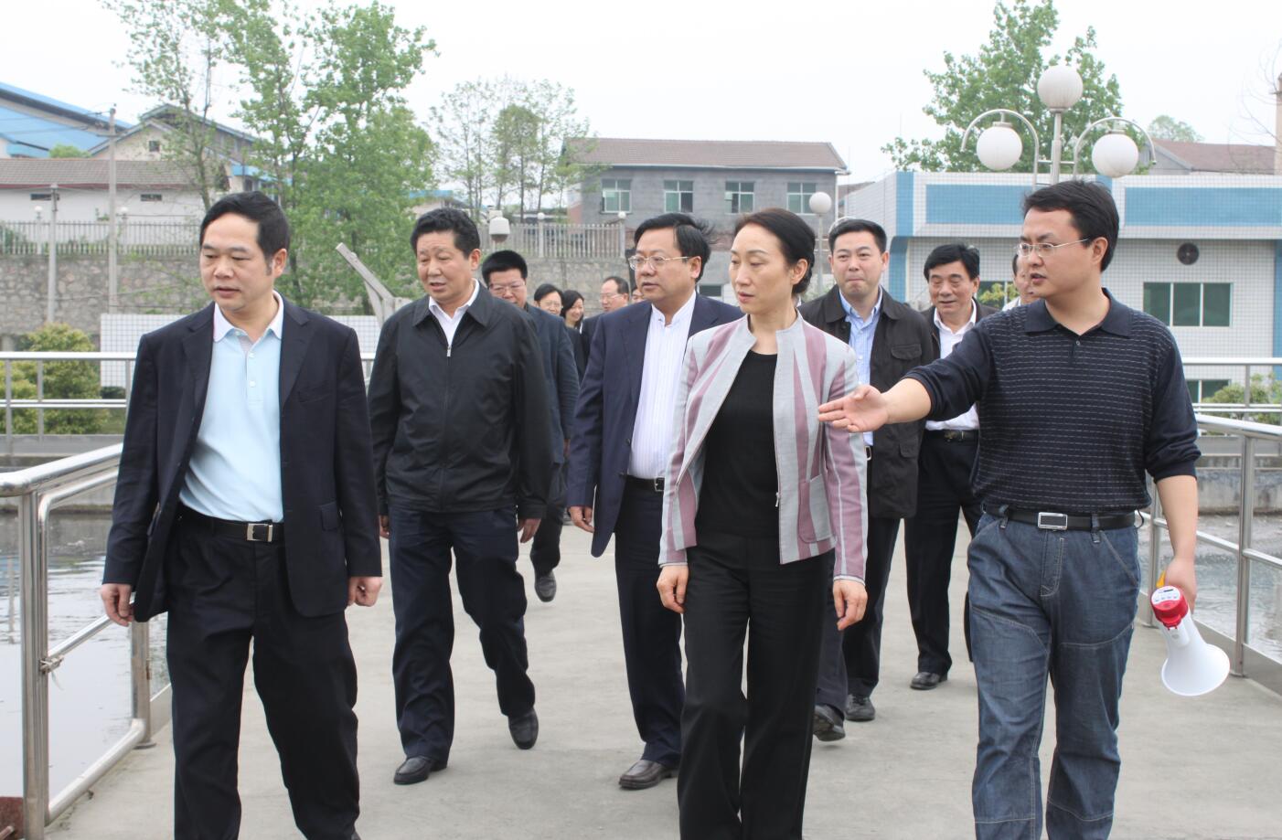 2011年4月，省政协主席，时任省委常委、统战部部长李薇薇来球友会视察.JPG