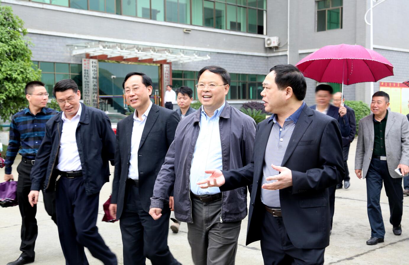 2015年4月，省委常委副省长张剑飞莅临球友会视察.JPG
