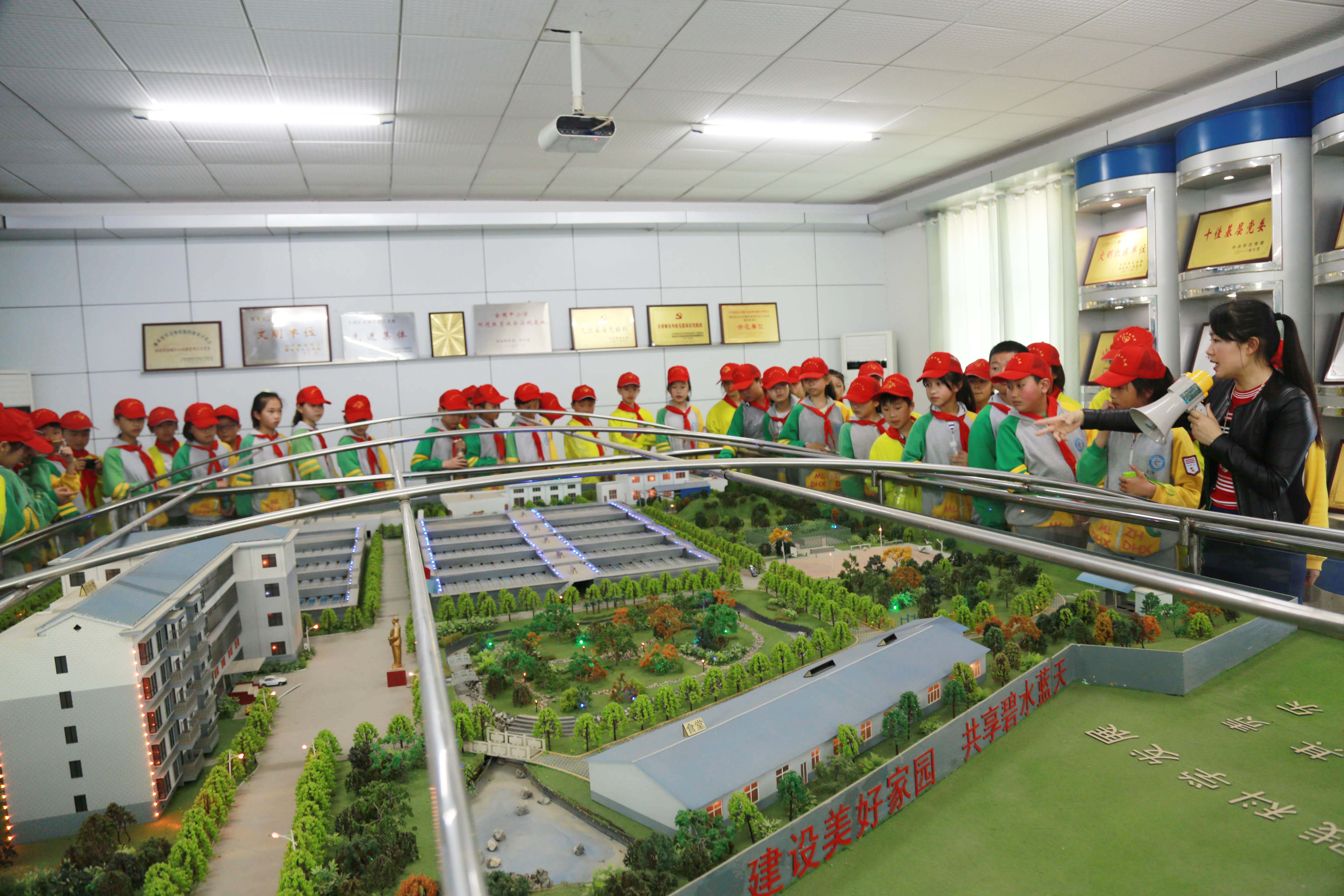 城管进校园 宏宇小学参观市污水处理有限球友会.jpg